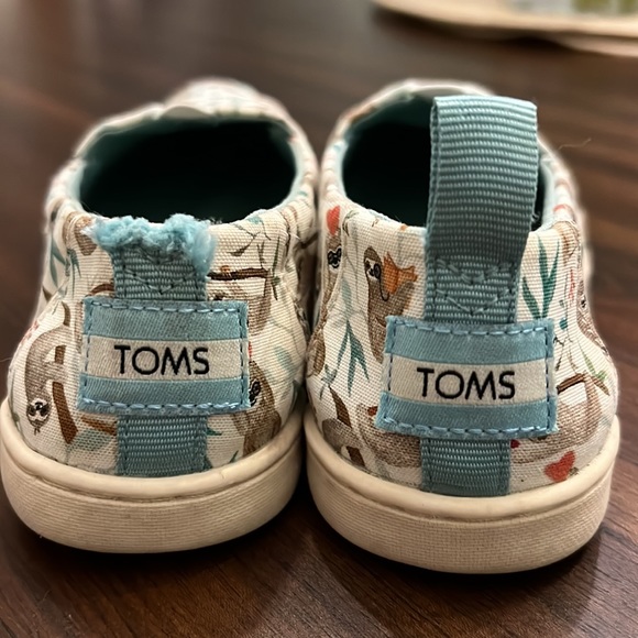 TOMS slip ons - Youth size 1 - sloths - good condition - Picture 3 of 7